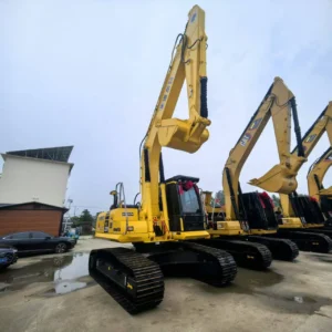 حفارة KOMATSU PC220 مستعملة للبيع1