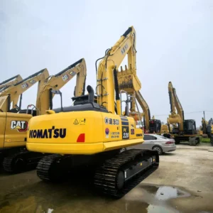 حفارة KOMATSU PC220 مستعملة للبيع9