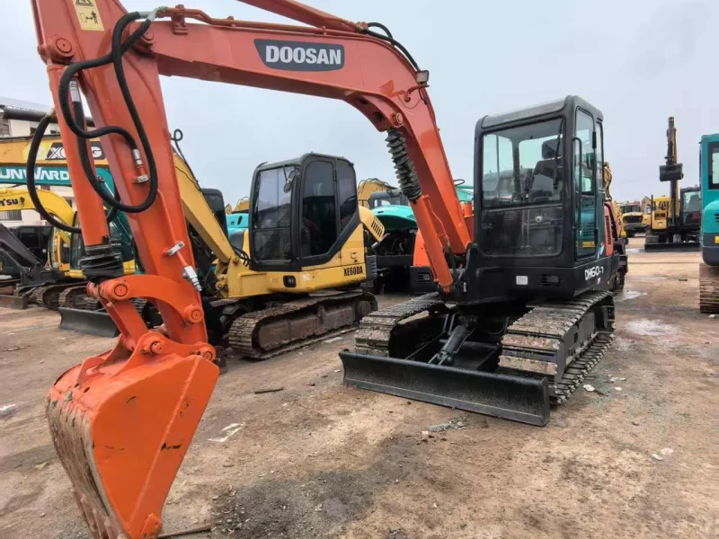 подержанный экскаватор Doosan DH60-7 для продажи1
